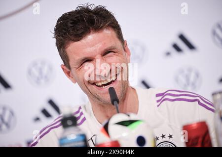 Blankenhain, Germania. 28 maggio 2024. Calcio: Squadra nazionale, preparazione per il campionato europeo di casa, conferenza stampa al Castello di Blankenhain. Thomas Müller ride alla conferenza stampa. Credito: Christian Charisius/dpa/Alamy Live News Foto Stock