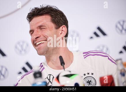 Blankenhain, Germania. 28 maggio 2024. Calcio: Squadra nazionale, preparazione per il campionato europeo di casa, conferenza stampa al Castello di Blankenhain. Thomas Müller ride alla conferenza stampa. Credito: Christian Charisius/dpa/Alamy Live News Foto Stock