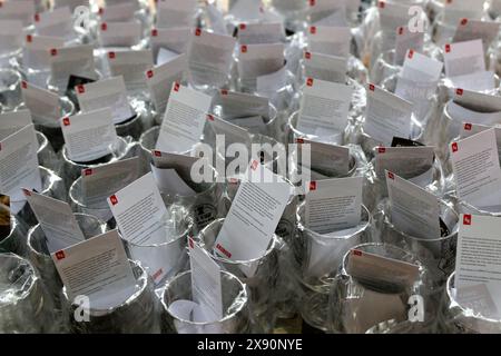 I bicchieri sono pronti per essere prelevati in modo che i partecipanti possano prendere un drink. Foto Stock