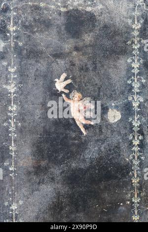 Pompei, Italia, 28 maggio 2024. Un affresco all'interno dell'Insula degli amanti dei Casti, negli scavi archeologici di Pompei, aperto al pubblico per la prima volta dopo le nuove scoperte. Crediti: Marco Cantile/Alamy Live News Foto Stock