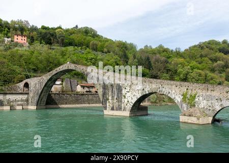 Il famoso Ponte del Diavolo, noto anche come Ponte delle Maddalene o Ponte della Maddalena, in provincia di Lucca in Toscana, Italia sul fiume Serchio. Foto Stock