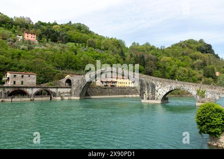 Il famoso Ponte del Diavolo, noto anche come Ponte delle Maddalene o Ponte della Maddalena, in provincia di Lucca in Toscana, Italia sul fiume Serchio. Foto Stock