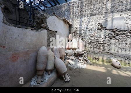 Pompei, Italia, 28 maggio 2024. Anfore all'interno dell'Insula degli amanti dei Casti, negli scavi archeologici di Pompei, aperte al pubblico per la prima volta dopo le nuove scoperte. Crediti: Marco Cantile/Alamy Live News Foto Stock