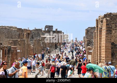 Pompei, Italia, 28 maggio 2024. Folla di turisti sulla strada principale degli scavi archeologici di Pompei. Foto Stock