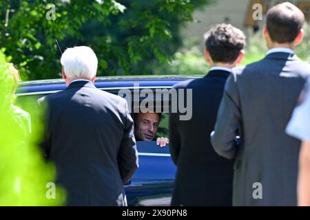 Greven, Germania. 28 maggio 2024. Emmanuel Macron (M), presidente della Francia, guarda fuori dal finestrino del veicolo mentre parte. Il presidente francese Macron e sua moglie sono in visita di Stato di tre giorni in Germania su invito del presidente federale Steinmeier. Credito: David Inderlied/dpa/Alamy Live News Foto Stock