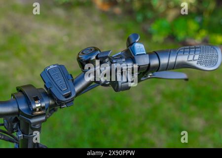 Serratura antifurto per una bicicletta, allarme acustico per una bicicletta elettrica, tentativo di furto di una bicicletta Foto Stock