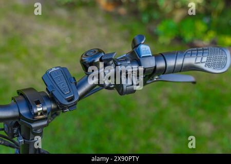 Serratura antifurto per una bicicletta, allarme acustico per una bicicletta elettrica, tentativo di furto di una bicicletta Foto Stock