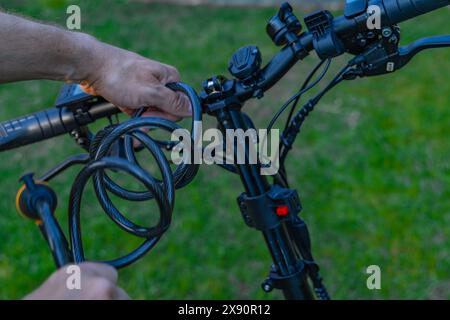 Serratura antifurto per una bicicletta, allarme acustico per una bicicletta elettrica, tentativo di furto di una bicicletta Foto Stock