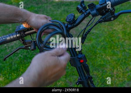 Serratura antifurto per una bicicletta, allarme acustico per una bicicletta elettrica, tentativo di furto di una bicicletta Foto Stock