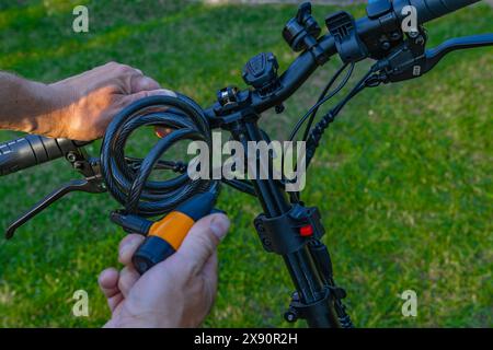 Serratura antifurto per una bicicletta, allarme acustico per una bicicletta elettrica, tentativo di furto di una bicicletta Foto Stock