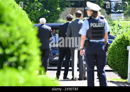 Greven, Germania. 28 maggio 2024. Emmanuel Macron (M), presidente della Francia, guarda fuori dal finestrino della sua auto mentre parte. Il presidente francese Macron e sua moglie sono in visita di Stato di tre giorni in Germania su invito del presidente federale Steinmeier. Credito: David Inderlied/dpa/Alamy Live News Foto Stock