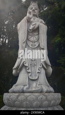 Statua di Guan Yin nel Tempio delle Grotte di Chin Swee , un tempio cinese situato nel sito più panoramico di Genting Highlands Pahang, Malesia Foto Stock