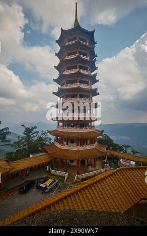 Tempio della Pagoda una pagoda a nove piani decorata con molte statuette del Buddha nel tempio delle grotte di Chin Swee a Genting Highlands, Pahang, Malesia Foto Stock