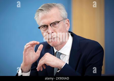 Prof. Martin Werding, Jahresgutachten Wirtschaftsweise DEU, Deutschland, Germania, Berlino, 15.05.2024 Prof. Martin Werding , Ruhr-Universitaet Bochum, waehrend der Bundespressekonferenz zum Thema Vorstellung des Fruehjahresgutachtens 2024 vom Sachverstaendigenrat zur Begutachtung der gesamtwirtschaftlichen Entwicklung, Berlino Deutschland Wirtschaftsweise en: il Prof. Martin Werding nel corso di una conferenza stampa alla Bundespressekonferenz , durante la presentazione del rapporto annuale di primavera 2024 del Consiglio tedesco degli esperti economici a Berlino in Germania . *** Prof. Martin Werding, Jahresgutachten Wirtsch Foto Stock