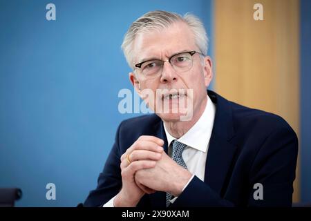 Prof. Martin Werding, Jahresgutachten Wirtschaftsweise DEU, Deutschland, Germania, Berlino, 15.05.2024 Prof. Martin Werding , Ruhr-Universitaet Bochum, waehrend der Bundespressekonferenz zum Thema Vorstellung des Fruehjahresgutachtens 2024 vom Sachverstaendigenrat zur Begutachtung der gesamtwirtschaftlichen Entwicklung, Berlino Deutschland Wirtschaftsweise en: il Prof. Martin Werding nel corso di una conferenza stampa alla Bundespressekonferenz , durante la presentazione del rapporto annuale di primavera 2024 del Consiglio tedesco degli esperti economici a Berlino in Germania . *** Prof. Martin Werding, Jahresgutachten Wirtsch Foto Stock