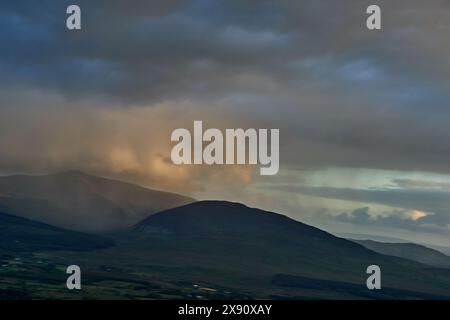 terra paludosa dell'irlanda valle nuvolosa Foto Stock