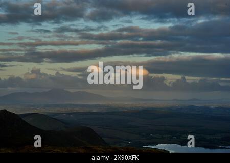 terra paludosa dell'irlanda valle nuvolosa Foto Stock