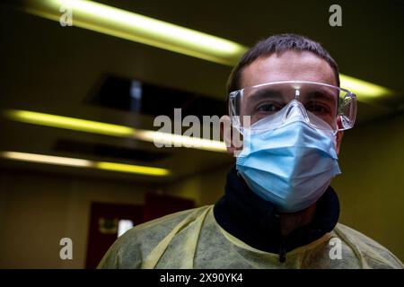 Un operaio del settore sanitario che seleziona i campioni in un centro di raccolta per l'analisi del Covid 19. Rannes, Francia. Foto Stock