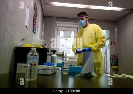 Un operaio del settore sanitario che seleziona i campioni in un centro di raccolta per l'analisi del Covid 19. Rannes, Francia. Foto Stock