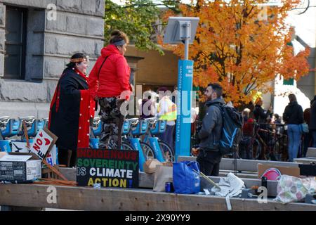 Vancouver, Canada - 25 ottobre 2019: Persone con un cartello che recita "la sovranità indigena è l'azione per il clima" come parte dello sciopero climatico a fron Foto Stock