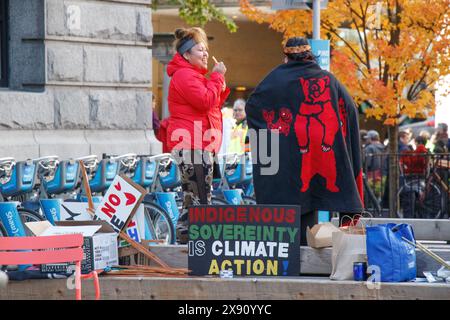 Vancouver, Canada - 25 ottobre 2019: Persone con un cartello che recita "la sovranità indigena è l'azione per il clima" come parte dello sciopero climatico a fron Foto Stock