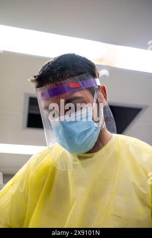 Un operaio del settore sanitario che seleziona i campioni in un centro di raccolta per l'analisi del Covid 19. Rannes, Francia. Foto Stock