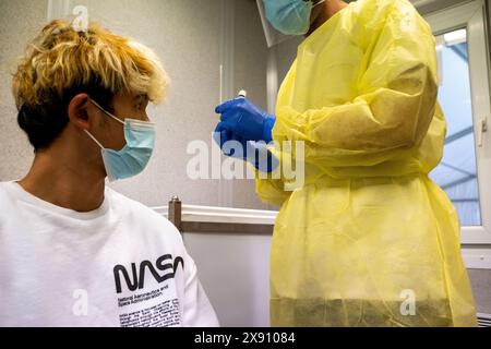 Un operaio del settore sanitario che seleziona i campioni in un centro di raccolta per l'analisi del Covid 19. Rannes, Francia. Foto Stock