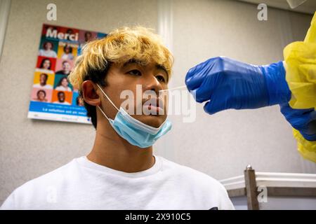 Un operaio del settore sanitario che seleziona i campioni in un centro di raccolta per l'analisi del Covid 19. Rannes, Francia. Foto Stock