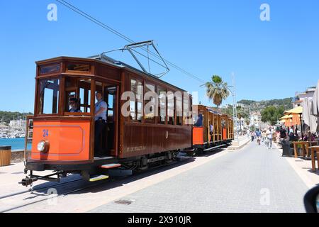 Maiorca, Feature-Fotos, Juni 2024, 24.05.24, Soller, Touristen, Eisenbahn, Mallorca, Feature-Fotos, Juni 2024, 24.05.24, *** Mallorca, foto, 2024 giugno, 24 05 24, Soller, turisti, ferrovia, Maiorca, foto, 2024 giugno, 24 05 24, Copyright: xEibner-Pressefoto/joergxNiebergax EP JNL Foto Stock