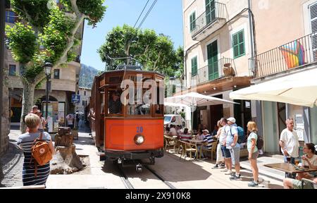 Maiorca, Feature-Fotos, Juni 2024, 24.05.24, Soller, Touristen, Eisenbahn, Mallorca, Feature-Fotos, Juni 2024, 24.05.24, *** Mallorca, foto, 2024 giugno, 24 05 24, Soller, turisti, ferrovia, Maiorca, foto, 2024 giugno, 24 05 24, Copyright: xEibner-Pressefoto/joergxNiebergax EP JNL Foto Stock