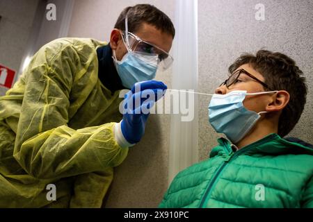 Un operaio del settore sanitario che seleziona i campioni in un centro di raccolta per l'analisi del Covid 19. Rannes, Francia. Foto Stock