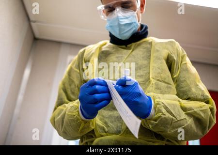 Un operaio del settore sanitario che seleziona i campioni in un centro di raccolta per l'analisi del Covid 19. Rannes, Francia. Foto Stock