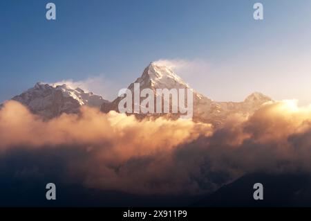 Alba sulla coda dei pesci o vista del monte Machapuchare da Poon Hill View Point Foto Stock