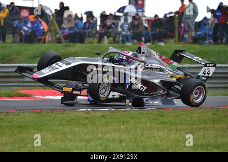 Troppi cercano di ottenere il round Nelson, Ella Lloyd, JHR Developments, ROKIT F4 British Championship, certificato dalla FIA, tre gare di venti minuti Foto Stock