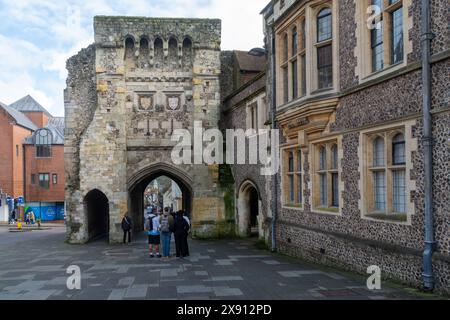 High Street, Winchester, Regno Unito - 18 febbraio 2024: Il Westgate è una porta medievale che un tempo faceva parte delle mura cittadine di Winchester. Foto Stock