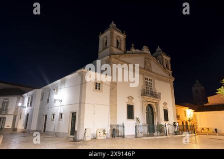 La chiesa Igreja de Santa Maria di notte a Lagos, Algarve, Portogallo. Foto Stock
