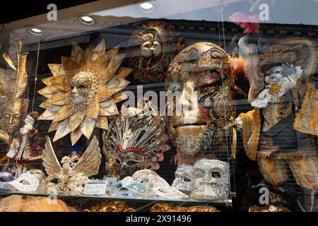 Tradizionali maschere di carnevale veneziane fatte a mano a Venezia, in Italia, autentiche e originali, uniche maschere artigianali realizzate in carta mache in mostra in negozio Foto Stock