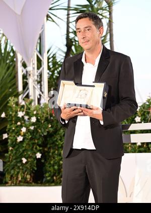 Prix de la mise en scène (premio per il miglior regista) per il film "Grand Tour" assegnato al regista Miguel Gomes. Photocall dei vincitori del 77° Festival di Cannes 25 maggio 2024 Credit:Jacky Godard/Photo12 Foto Stock