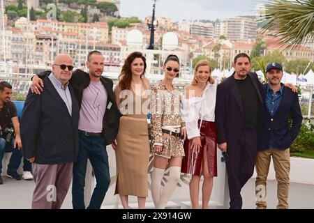 Jean-Luc Ormières, John Robinson, Judith Chemla, Charlotte le Bon (in Miu Miu), Céline Sallette, Damien Bonnard, David Gauquié Photocall del film 'Niki' 77° Festival di Cannes 24 maggio 2024 crediti: Jacky Godard/Photo12 Foto Stock