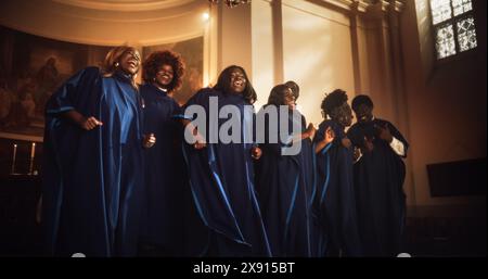 Black Christian Gospel Singers in Church applaudendo e lodando Lord Jesus Christ. La canzone diffonde Harmony Joy e Faith. Coro energetico che condivide il messaggio del cristianesimo con la musica edificante Foto Stock