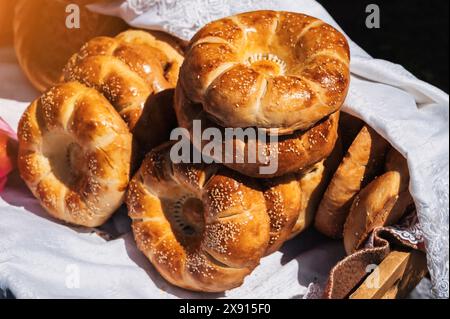 Pane asiatico tradizionale pane tozbeko tandoor al bancone del mercato in Uzbekistan Foto Stock