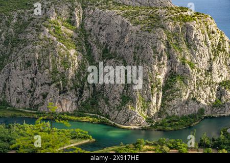 Cetina Schlucht Blick in Die Cetina Schlucht mit dem Fluss Cetina bei Omis, Kroatien, Europa Vista sul Cetina Canyon con il fiume Cetina vicino Omis Foto Stock