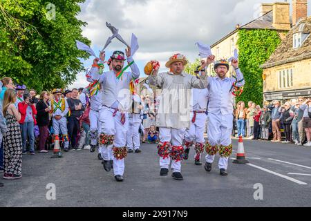 Morris Dancing a Bampton, Inghilterra, a Whitsun Foto Stock