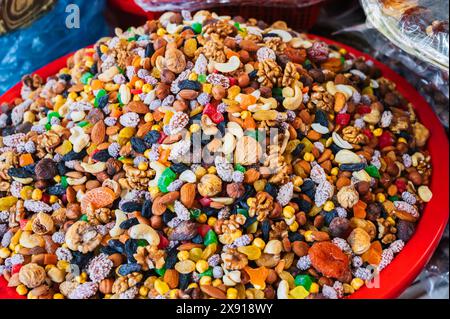 Tradizionale mix dolce uzbeko di varie varietà di noci, frutta secca, dolci orientali sul bancone nel bazar asiatico da vicino Foto Stock