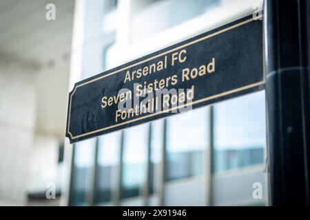 LONDRA - 13 MAGGIO 2024: Cartello pedonale per l'Arsenal Football Stadium, Seven Sisters Road e Fonthill Road Foto Stock