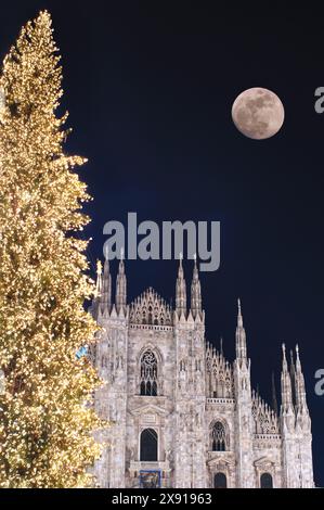 Italia, Milano, Duomo con vista sul grande albero di Natale, Luna digitale aggiunti Foto Stock