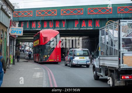 LONDRA - 13 MAGGIO 2024: Ponte della stazione ferroviaria di Finsbury Park e scena delle strade principali. Un'area multiculturale del nord di Londra Foto Stock