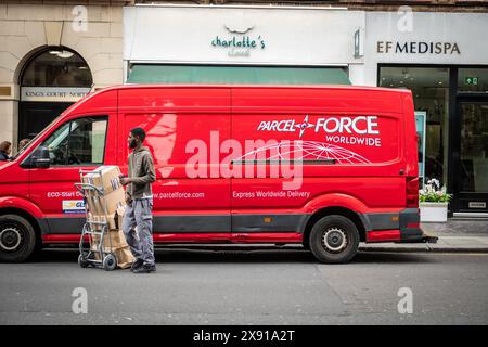 LONDRA - 23 MAGGIO 2024: Corriere e furgone Parcelforce Worldwide, un servizio postale britannico Foto Stock