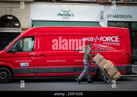 LONDRA - 23 MAGGIO 2024: Corriere e furgone Parcelforce Worldwide, un servizio postale britannico Foto Stock