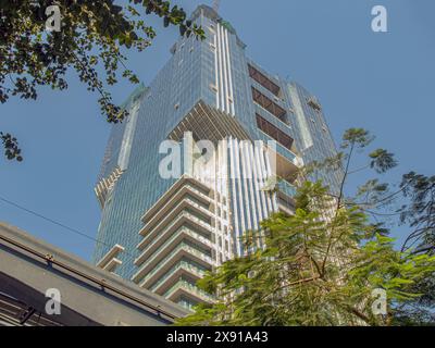 02 25 2024 alti edifici a più piani dietro i binari monorotaia alti 30 metri Loar Parel, Mumbai, India Asia. Foto Stock